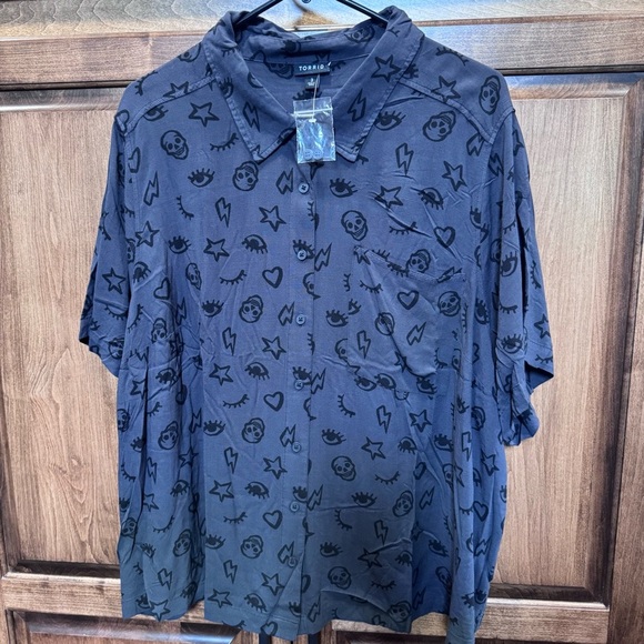 Torrid Emoji Icon Print Button Down Shirt Black Short Sleeve Blouse Size 1 NWOT - Picture 1 of 7